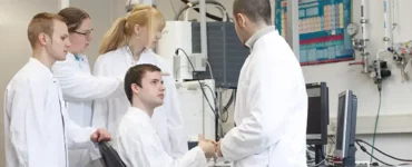 Auszubildende im Forschungslabor am Fraunhofer IZM © Fraunhofer IZM