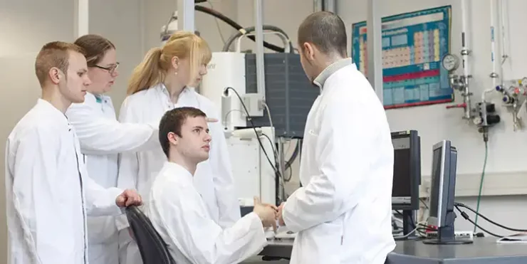 Auszubildende im Forschungslabor am Fraunhofer IZM © Fraunhofer IZM