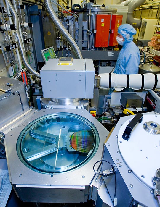 © Fraunhofer IZM | Waferbearbeitung im Reinraum
