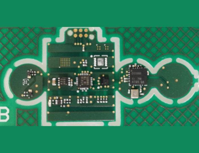 Halbflexible Leiterplatte mit Komponenten | © Fraunhofer IZM