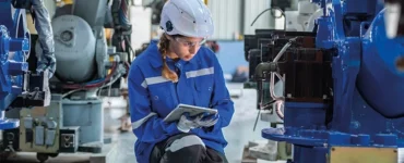 Maschinenkontrolle unterstützt durch Industrie 4.0 | © worradirek - adobe.stock.com