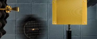 Am Fraunhofer IZM wird an neuen Reflektortechnologien für 6G-Anwendungen geforscht. Dazu gehören statische Reflektoren und RIS. | © Fraunhofer IZM